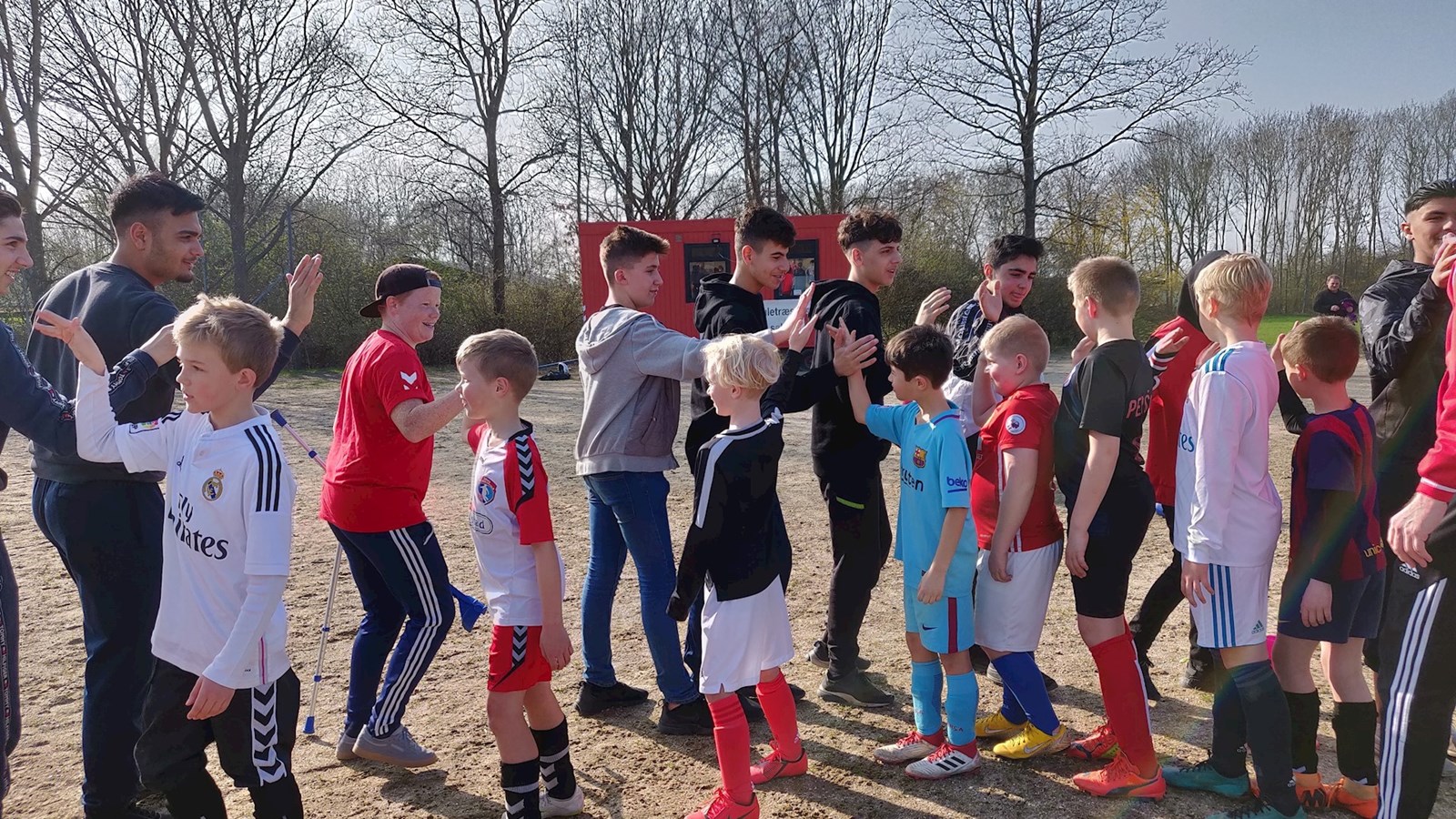 Nyuddannede unge bygger bro mellem boligområder og fodboldklubber