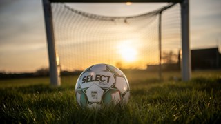 Læs nyheden "Skærpede nationale restriktioner: Ingen fodbold indendørs og kun 10 personer sammen" Skærpede nationale restriktioner: Ingen fodbold indendørs og kun 10 personer sammen