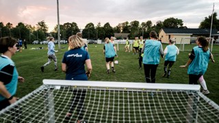 Læs nyheden "Har I tænkt på mødrene på sidelinjen?" Har I tænkt på mødrene på sidelinjen?
