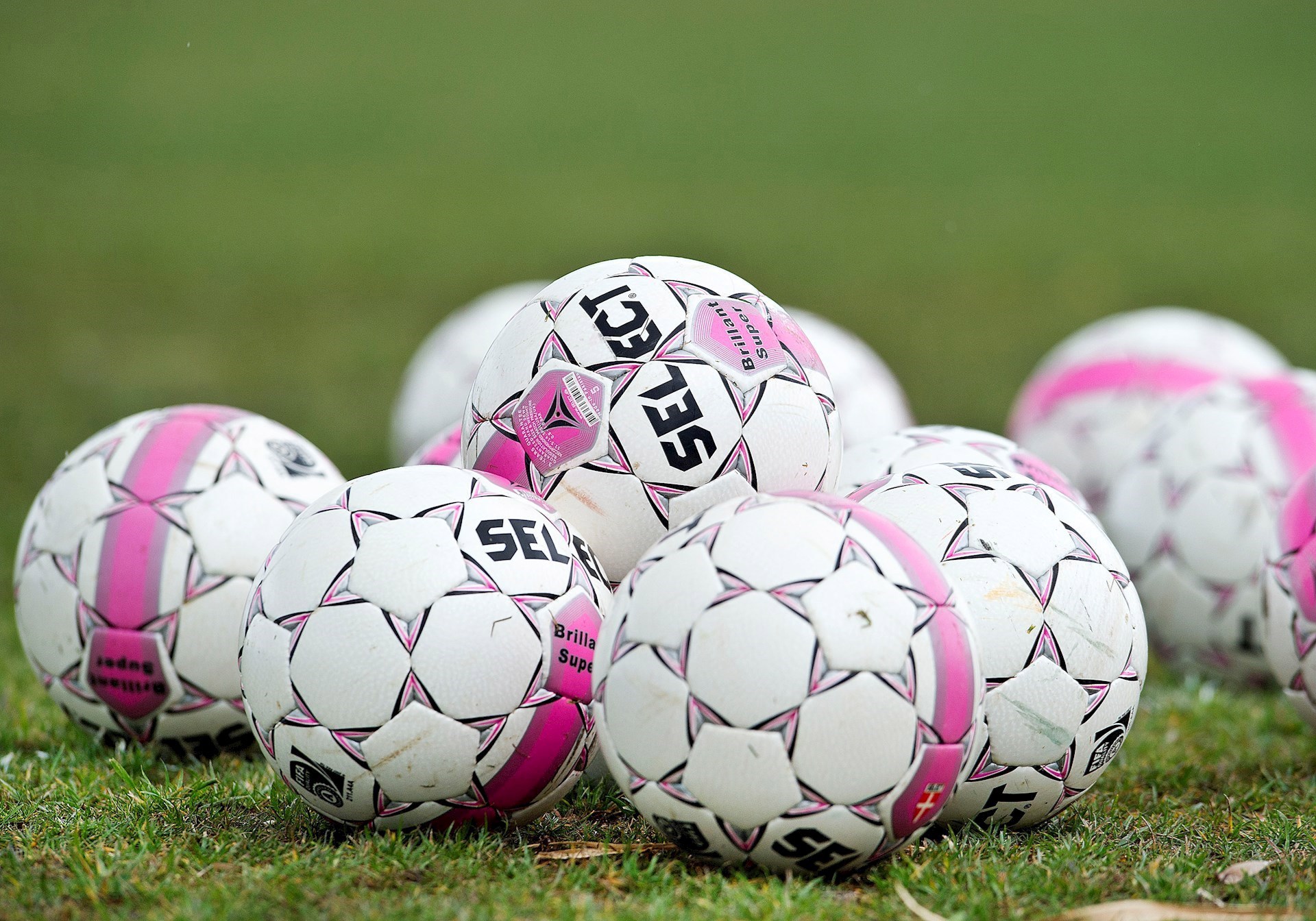 Læs nyheden "Dansk fodbold lukker ned i de næste to uger" Dansk fodbold lukker ned i de næste to uger